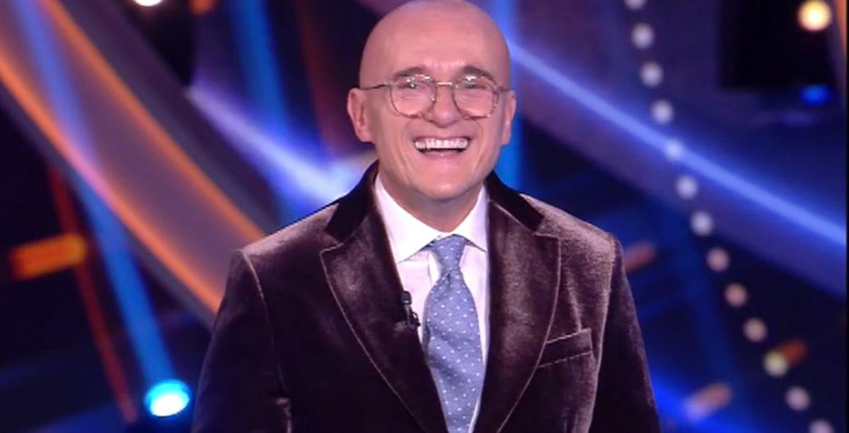 Alfonso Signorini conduce il GF Vip con la febbre