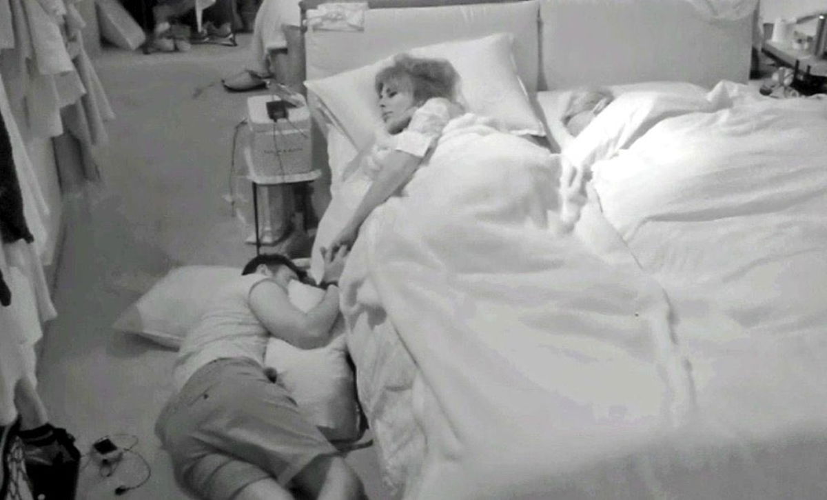 Nicola dorme a terra accanto a Miriana
