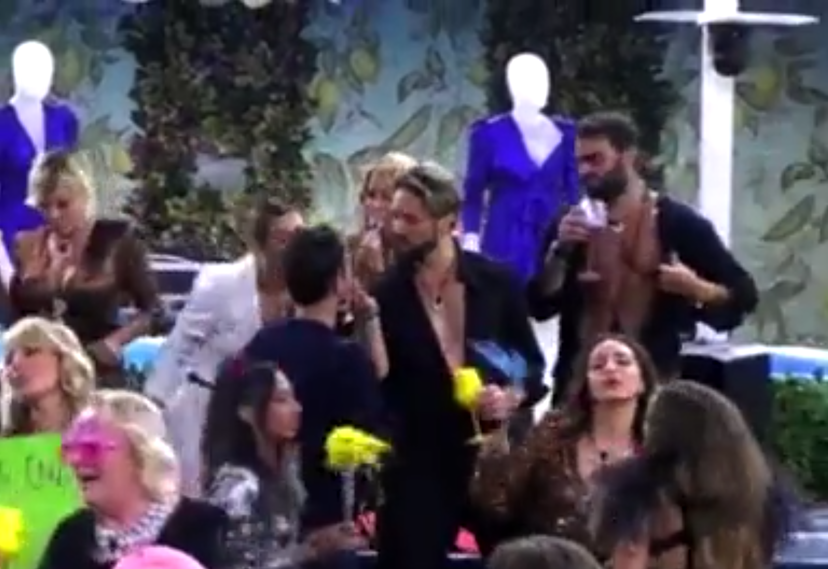 Bacio tra Alex Belli e Nicola Pisu al Grande Fratello Vip – VIDEO preview