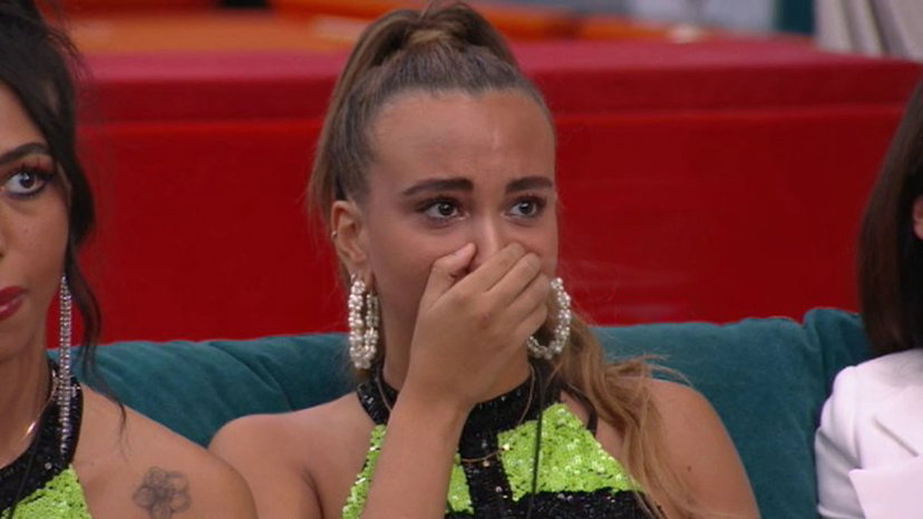 “Sento urlare una donna!”, notte horror al GF Vip: Clarissa terrorizzata “chiudiamoci dentro” preview