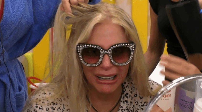 Panico per Francesca Cipriani, urla a lacrime per la tinta sbagliata: “Aiuto!” – VIDEO preview