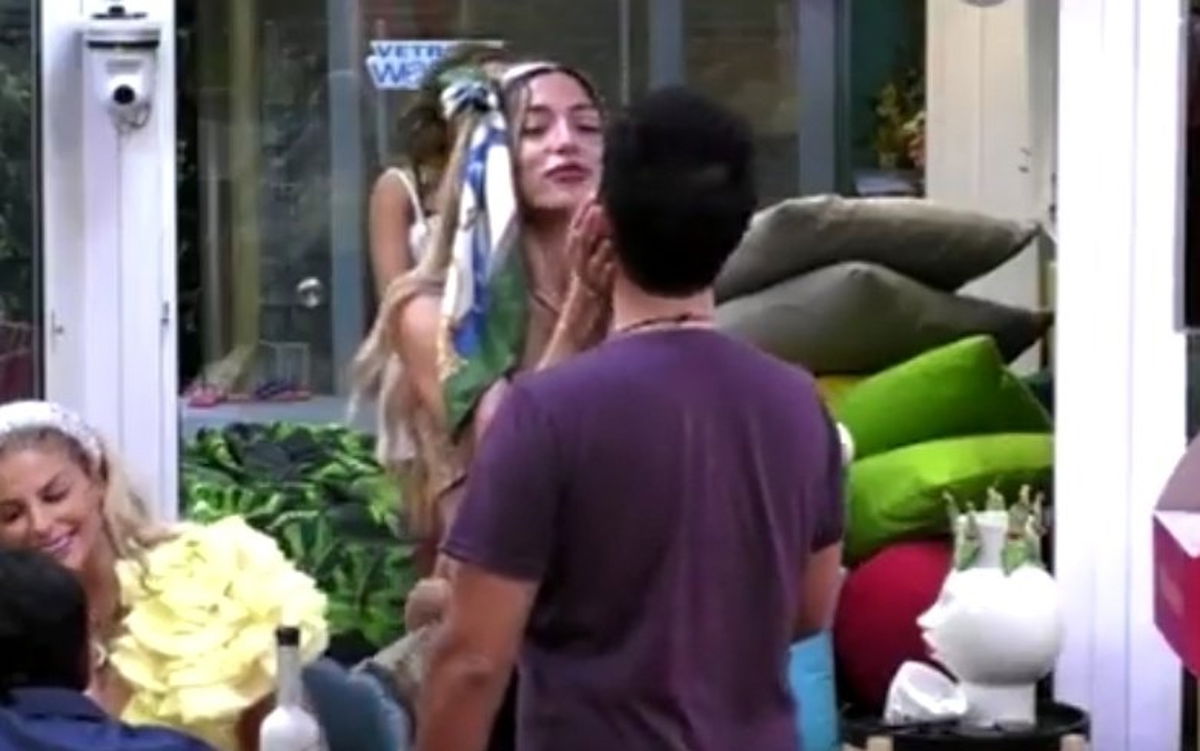 Soleil e Nicola vicini al bacio? “Fiato sospeso” al Grande Fratello Vip (ma non è come sembra…) – VIDEO article-post
