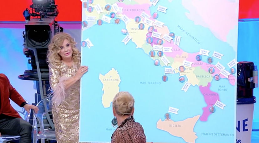 “Mi sono fidanzata”, Tina Cipollari si svela a Uomini e Donne e fa una richiesta particolare a Maria De Filippi preview