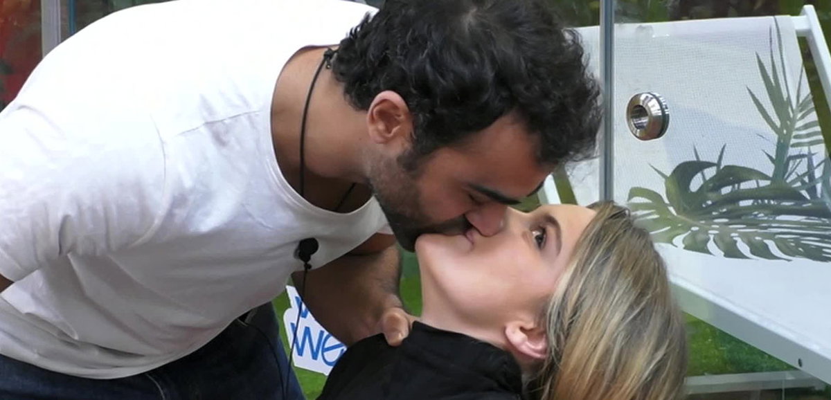 Bacio tra Gianmaria e Sophie al GF Vip: le reazioni della Casa e lo sfottò di Alex Belli – VIDEO article-post