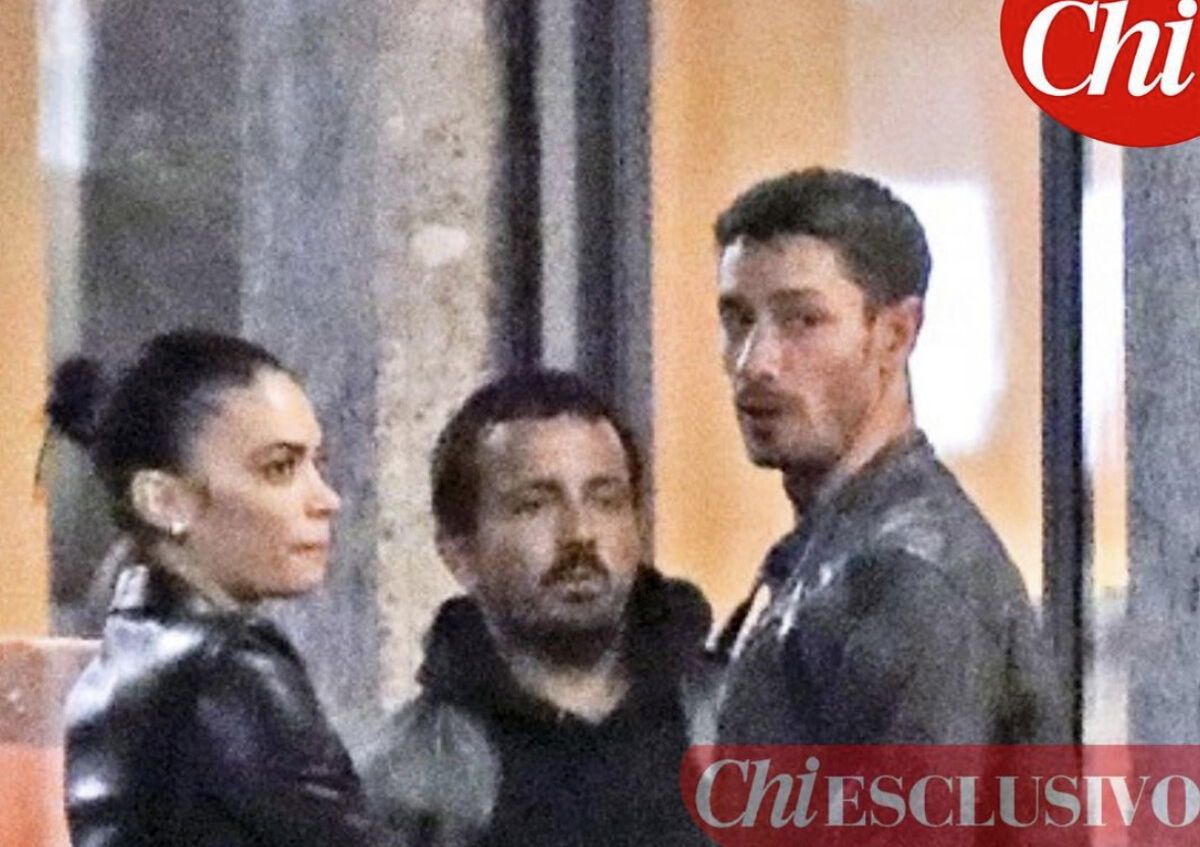 Il bacio tra Elodie e Davide Rossi