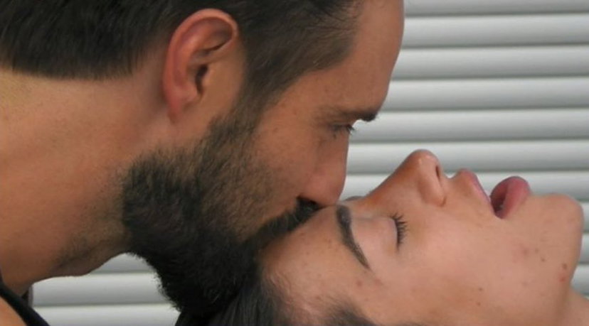 Il massaggio di Alex a Soleil “agita” la rete: relax bollente per la “coppia” del GF Vip preview