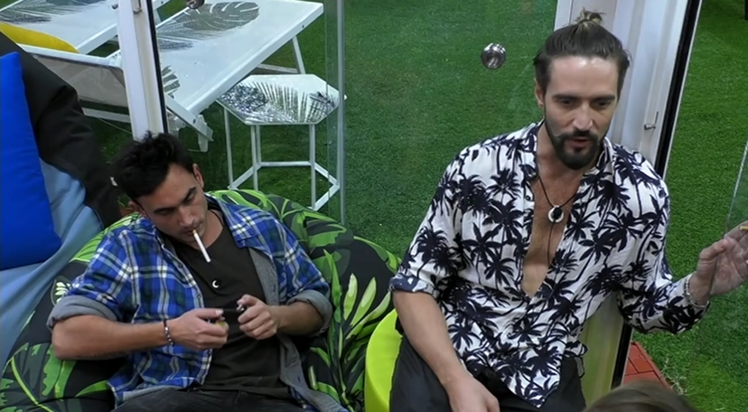 Alex Belli si allontana da Soleil e “punta” un’altra vippona: “Sei bellissima, mi piace la tua voce…” – VIDEO preview