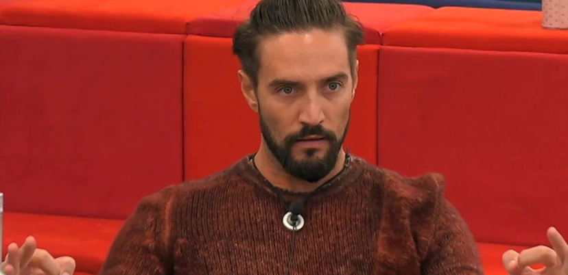 Alex Belli attaccato da potenziale nuovo concorrente del GF Vip: “Ma vai a cag*re!” preview