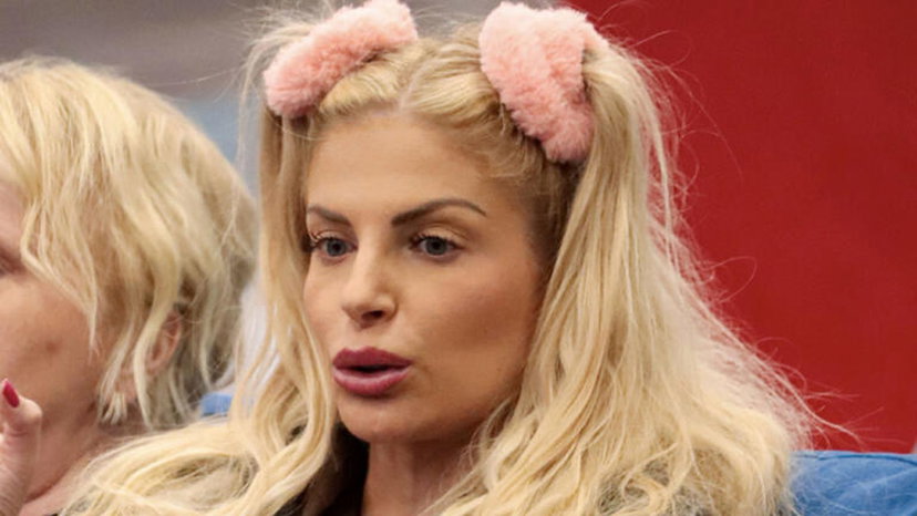 Francesca Cipriani e la malformazione al seno, bullismo e chirurgia: “operata per gravissima deformazione” preview