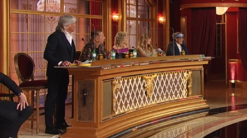 Perché Ivan Zazzaroni è in piedi a Ballando con le Stelle? Tutti i segreti della giuria preview