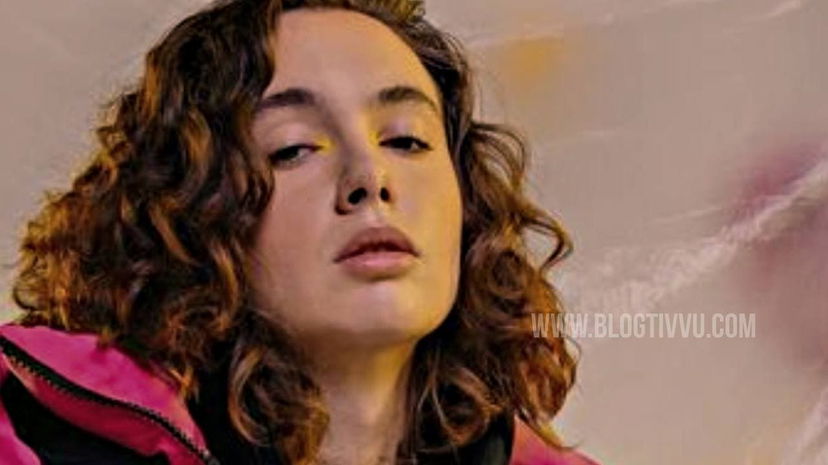 Madame bacia una ragazza misteriosa: è la sua fidanzata? La foto sui social preview