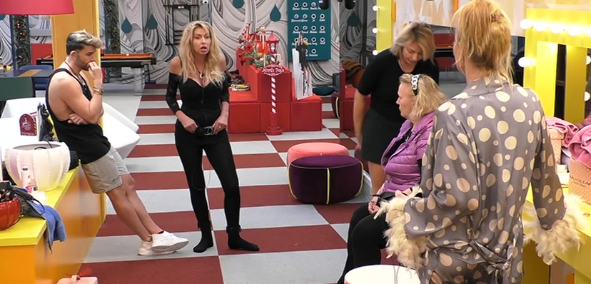 Valeria Marini piange per colpa di Nathaly Caldonazzo: “Mi ha detto pazza ed esaurita, ma come si permette?” – VIDEO preview