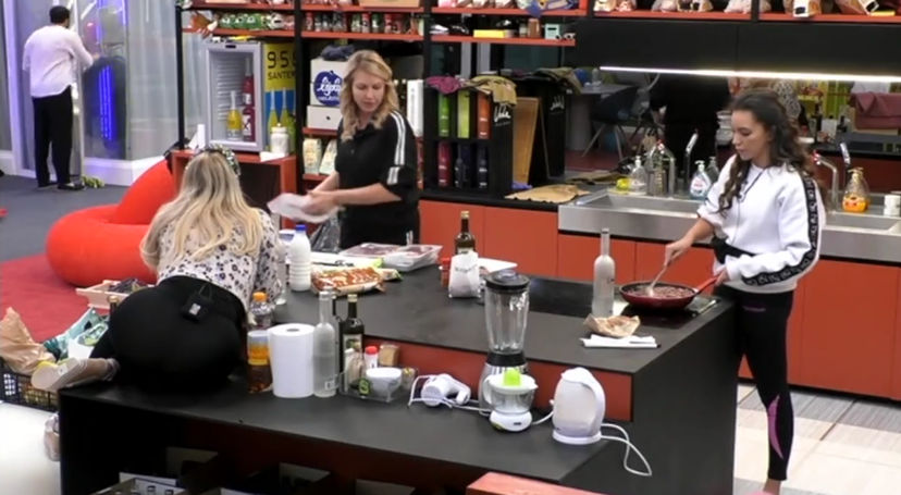 Jessica cucina etiope al GF Vip, Francesca e Manila sbottano: “Mi fa vomitare!” – VIDEO preview