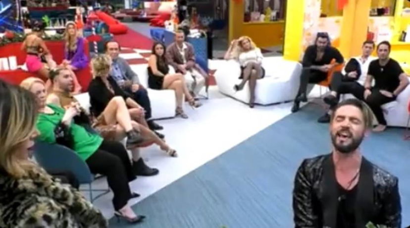 Alex Belli si esibisce al piano: la reazione choc di Aldo Montano diventa virale – VIDEO preview