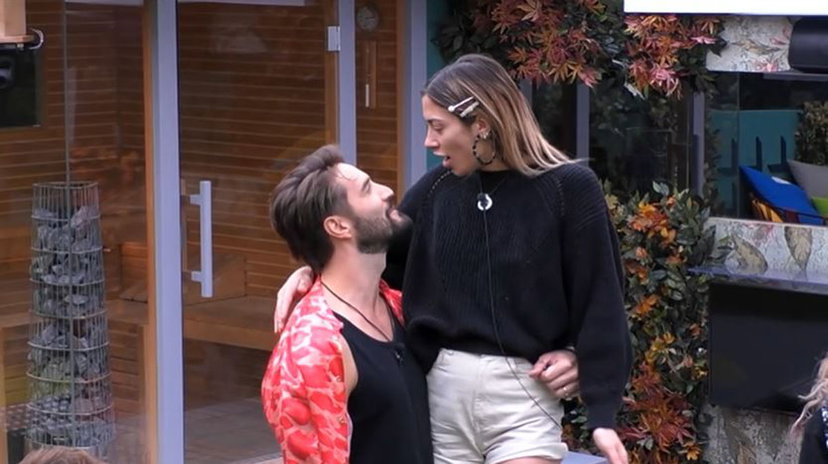 Alex pensa al post GF Vip con Soleil: lei riceve uno strano aereo che la manda in confusione preview