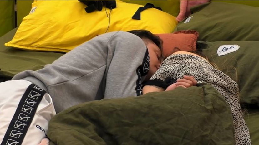 Sophie e Alessandro Basciano sempre più vicini: coccole a letto – VIDEO preview