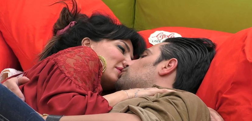 Biagio D’Anelli, fidanzata in silenzio per Natale: lui si considera single e bacia Miriana preview