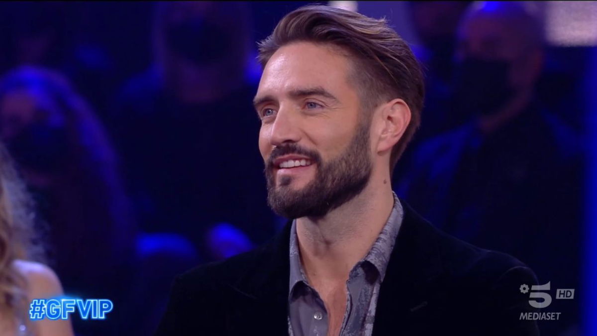 “Alex Belli frequenta un’altra”, l’ex del GF Vip risponde al gossip “ecco chi è” – VIDEO article-post