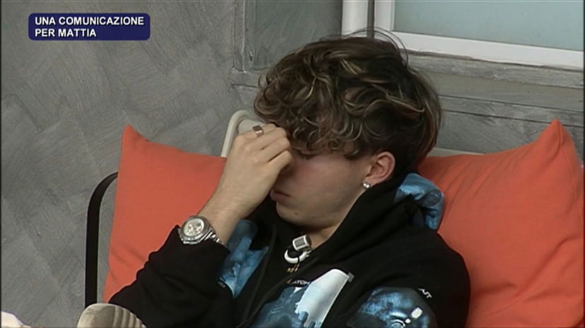 Amici 21, Mattia lascia la scuola? La comunicazione di Maria: il ballerino piange disperato – VIDEO preview