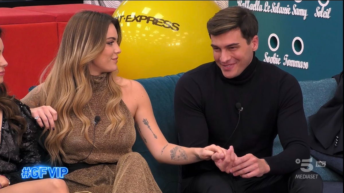 Alessandro e Sophie “rompono” il giuramento per dormire di nuovo insieme: ecco l’idea “geniale” che scatena l’ironia della rete article-post