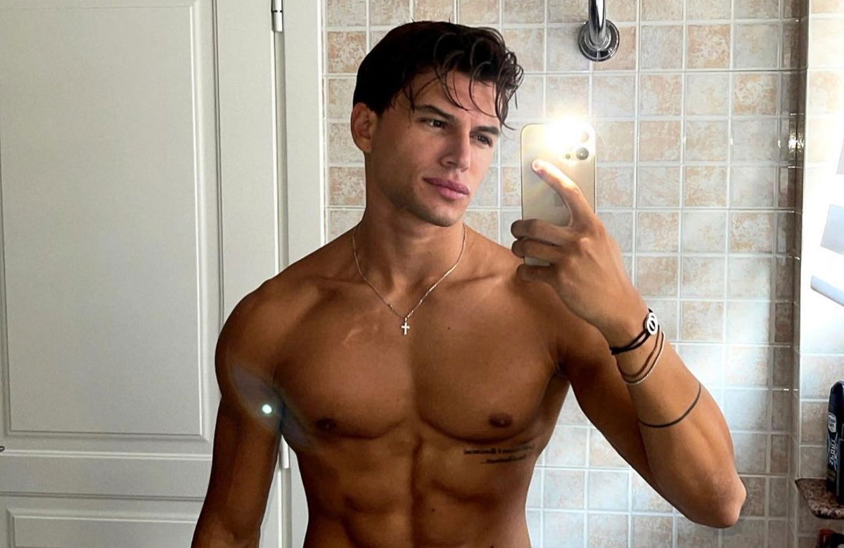 Antonio Medugno è fidanzato con Clarissa Selassiè? Chi è il nuovo concorrente del Grande Fratello Vip, Instagram e TikTok article-post