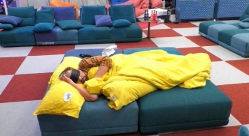 Perché Kabir Bedi dorme in salotto? Fuori dalla stanza, la reazione di Lulù – VIDEO preview