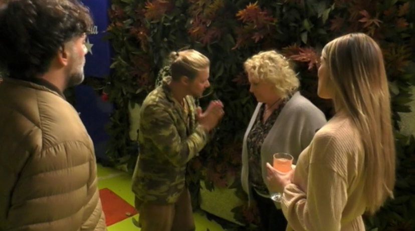 “Vecchietta”, Katia ‘offesa’ da Davide: “Attenti a come parlate, state esagerando, mi sono rotta!” preview