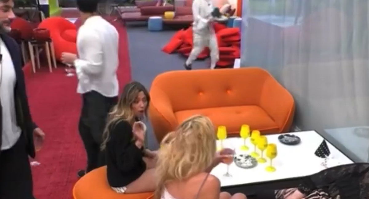 Valeria Marini accusa Soleil di averla spinta fuori dal confessionale e scoppia la lite: cosa è successo article-post