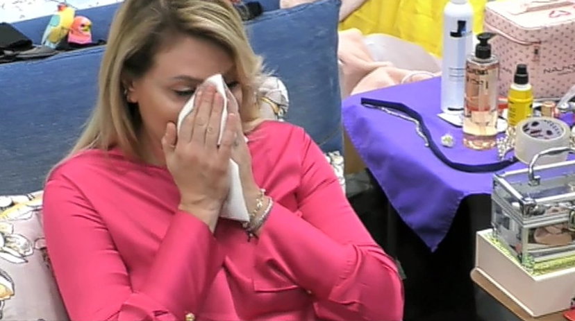 Manila Nazzaro perde due denti nel giro di 24 ore: ecco cos’è successo – VIDEO preview