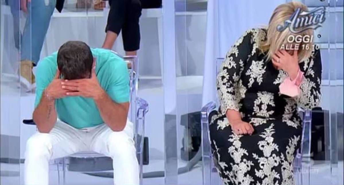 Uomini e Donne, cavaliere chatta con ex del GF Vip e sogna l’Isola dei Famosi: spuntano i messaggi article-post