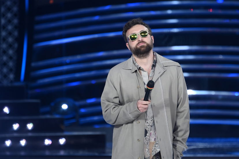 Dargen D’Amico, ecco il testo della canzone “Dove si balla” a Sanremo 2022: il significato preview