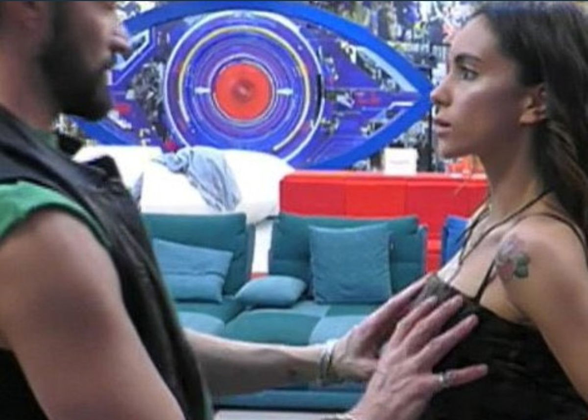 Alex Belli prova a baciare Jessica Selassiè: “E’ tutta sera che volevo farlo!” – VIDEO article-post