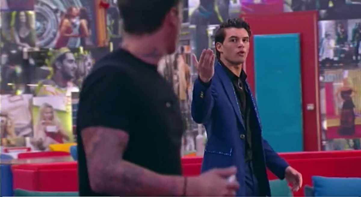 Basciano difende Gianluca e litiga con Antonio: “Scemo, impara l’educazione!” – VIDEO article-post