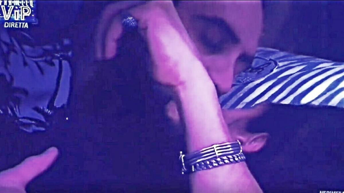 Alex Belli e Delia Duran fanno l’amore al GF Vip? “Non posso…”, spunta il video bollente article-post