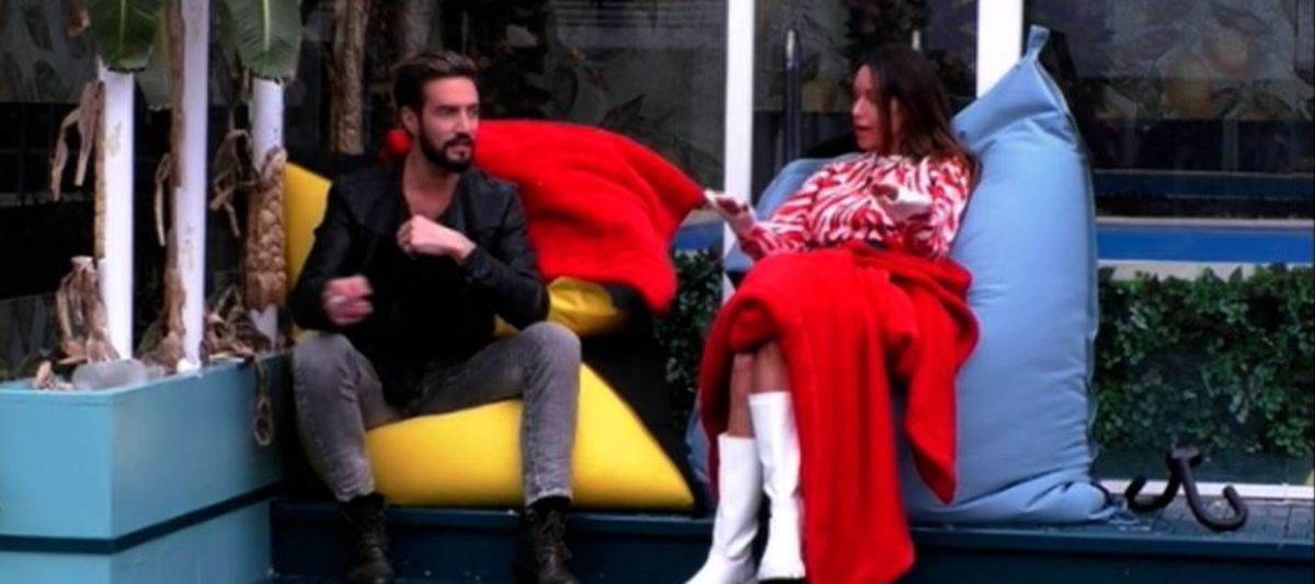 “Ciak si gira”, Alex Belli detta le nuove “regole” a Delia Duran: c’entrano le fedi – VIDEO article-post