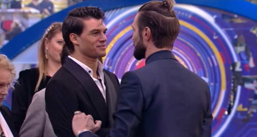 Alex Belli ad Antonio Medugno: “Io, te e Delia? Ci può stare”, poi fa una rivelazione alla moglie preview