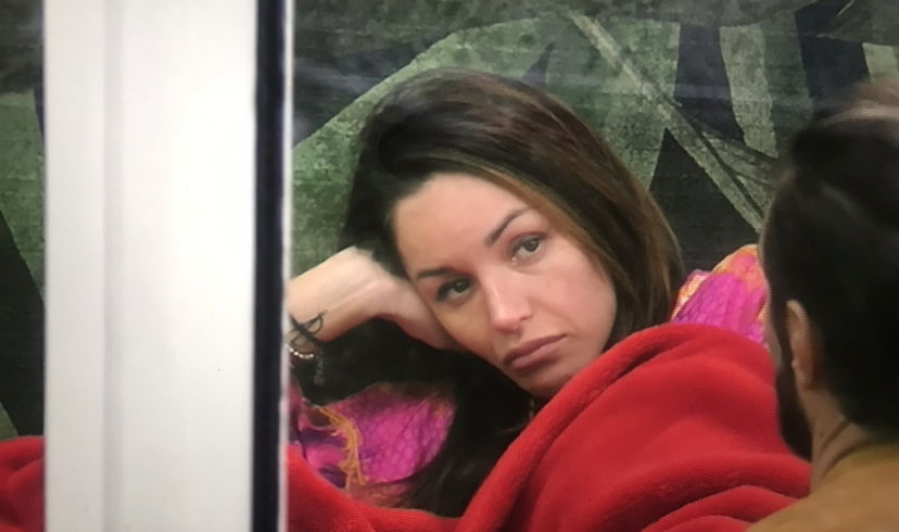 “Delia ha violato il regolamento!”: rischio squalifica per la moglie di Alex Belli? preview