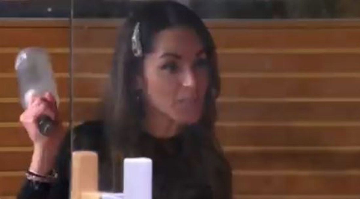 Delia e Alex, confronto sul bacio con Barù finisce male: lei minaccia di spaccare una bottiglia – VIDEO article-post
