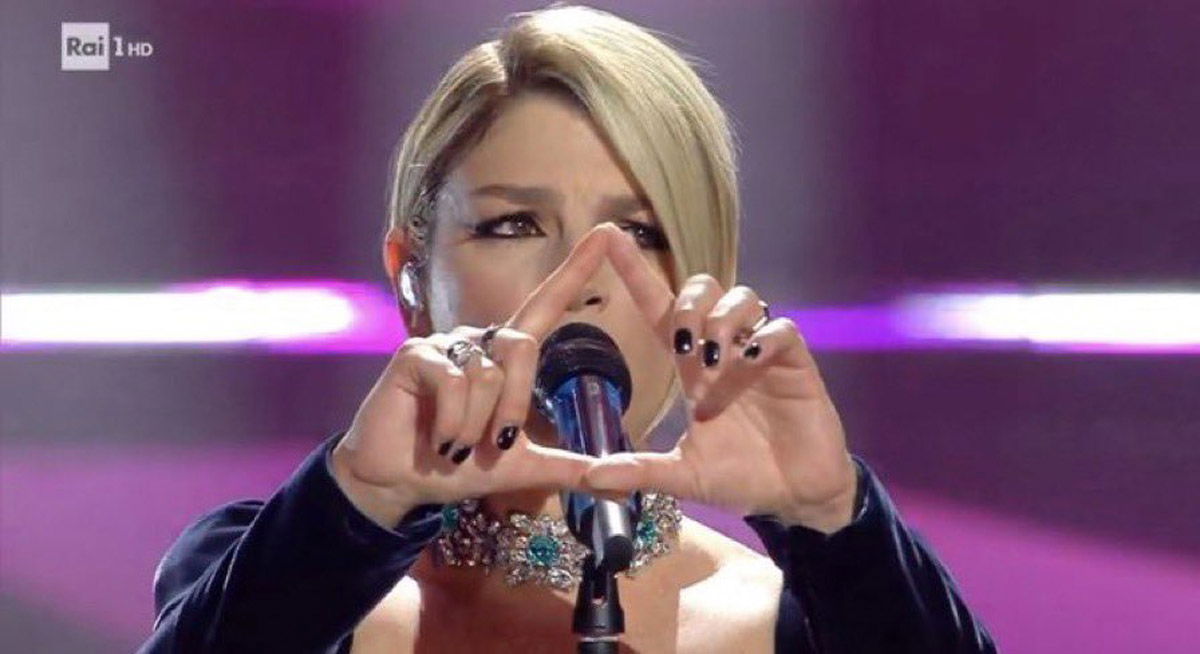 Cosa significa il gesto di Emma sul palco di Sanremo 2022? Cosa c’è dietro il simbolo article-post