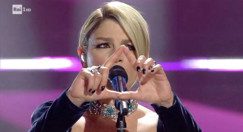 Cosa significa il gesto di Emma sul palco di Sanremo 2022? Cosa c’è dietro il simbolo preview
