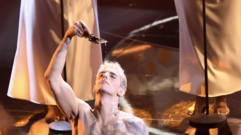 Achille Lauro si battezza a Sanremo 2022 e il Vescovo s’infuria: Amadeus interviene – VIDEO preview