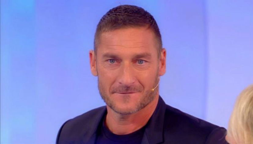 Francesco Totti, sorpresa a C’è posta per te: il gesto di Ilary Blasi preview