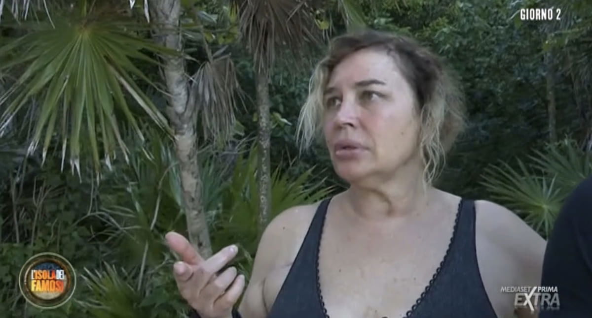 Brutta caduta per Lory Del Santo all’Isola dei Famosi: come sta? – VIDEO article-post