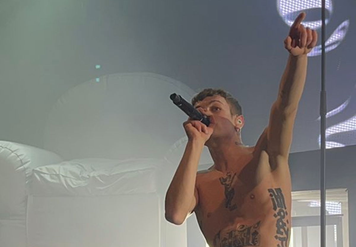 Blanco si lancia sul pubblico durante il concerto a Roma (ma finisce male): dopo Sanremo l’esibizione davanti al Papa article-post