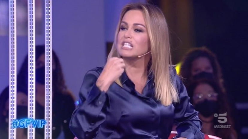 Perché Sonia Bruganelli risulta antipatica? “Legame con Bonolis e GF Vip”: Signorini interviene, lei replica preview