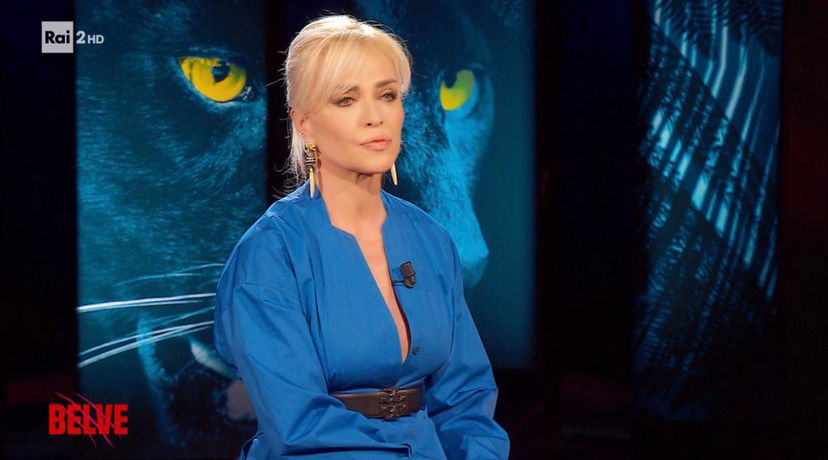 Paola Barale, la sua presunta omosessualità e quella dell’ex marito Gianni Sperti: “Prediligo il fallo” preview