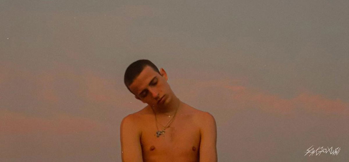 Perché Sangiovanni ha tagliato i capelli? Il cantante affronta il tema dell’ansia article-post