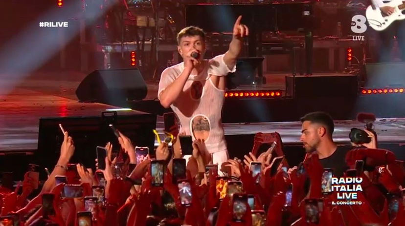 Blanco molestato da una fan: mano sopra le parti intime, ecco il video shock preview