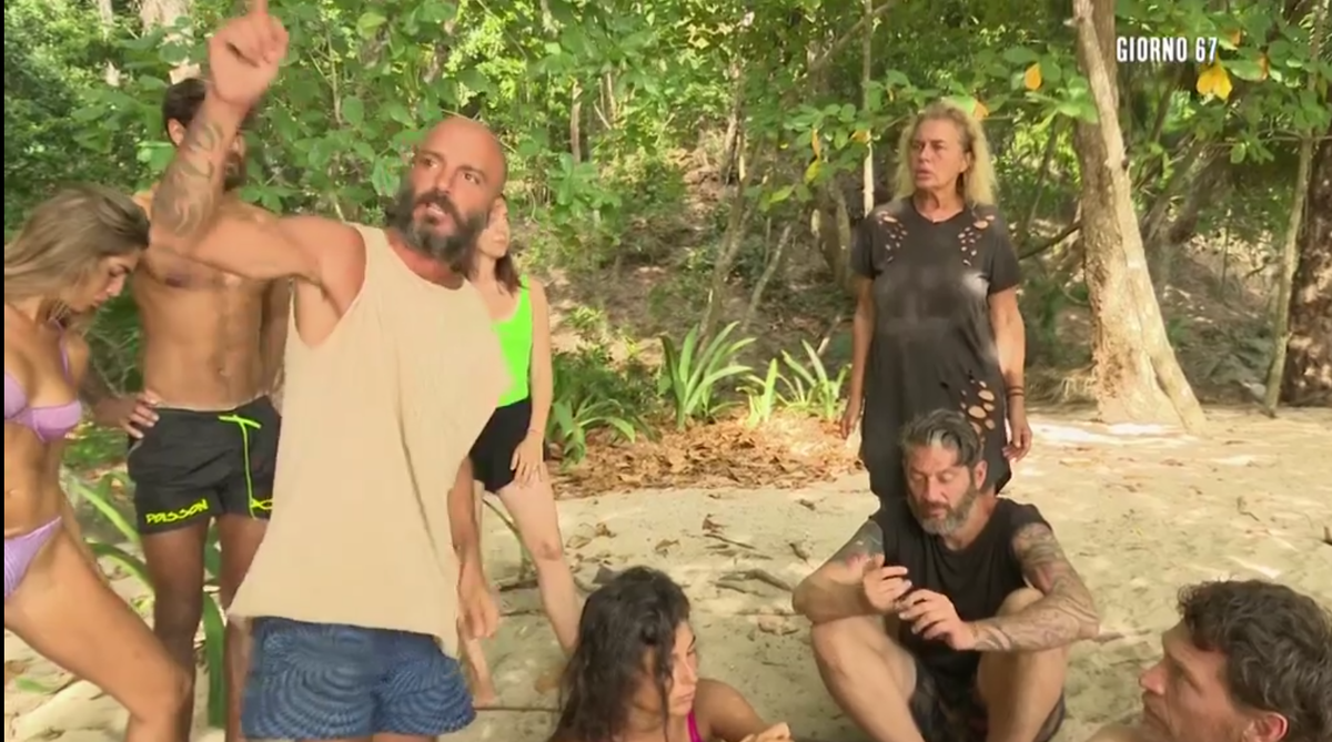 Volano stracci tra Nicolas e Lory all’Isola dei Famosi: “Buffona, falsa e incoerente!” – VIDEO article-post