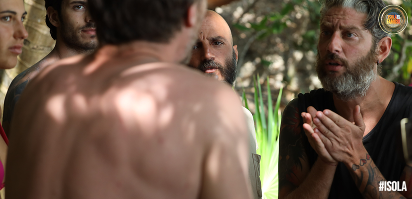 Ex naufraga “punge” (ripetutamente) la produzione dell’Isola dei Famosi: ci sono “figli e figliastri”? preview